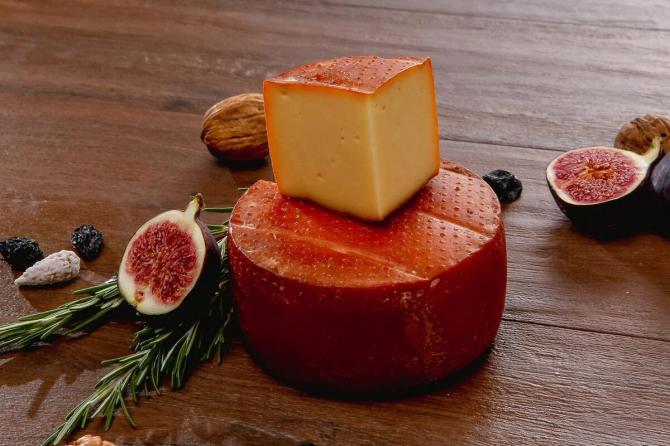 Сыр Качотта коровий копченый с томатом и базиликом
