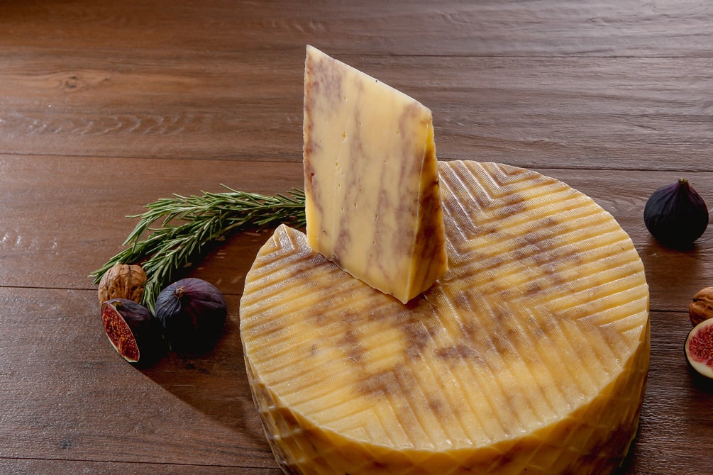 Сыр Альпийский коровий с вином и лавандой