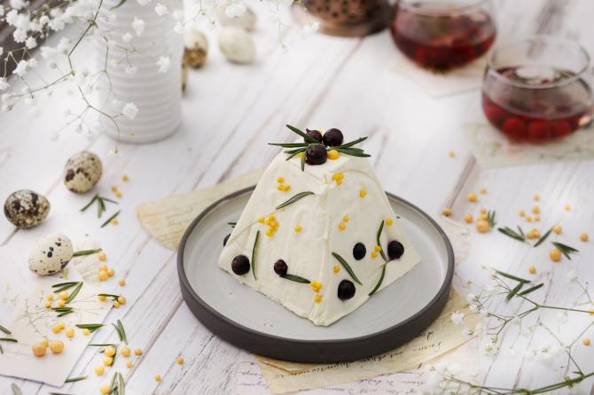 Классическая творожная пасха с ягодным оформлением