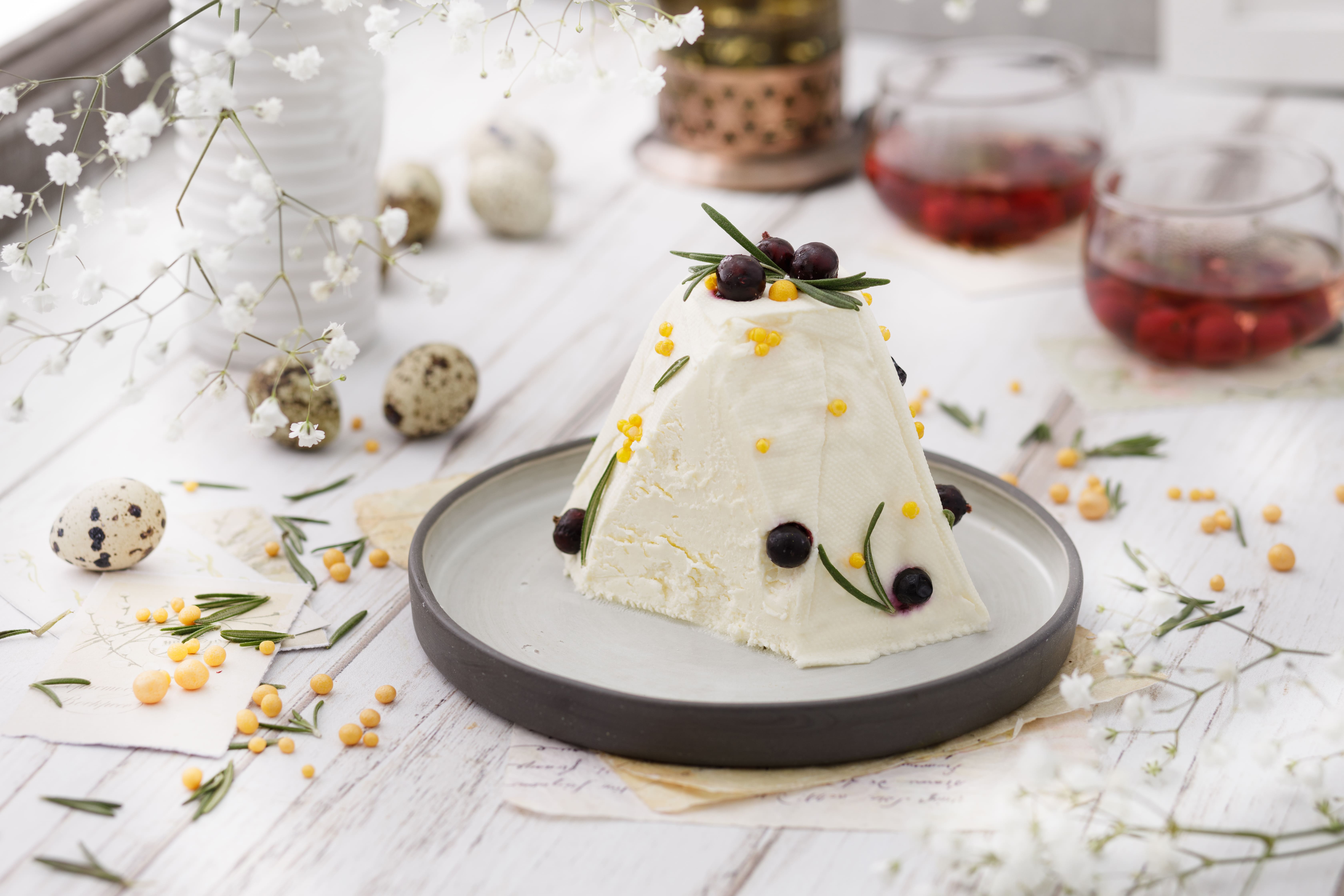 Классическая творожная пасха с ягодным оформлением