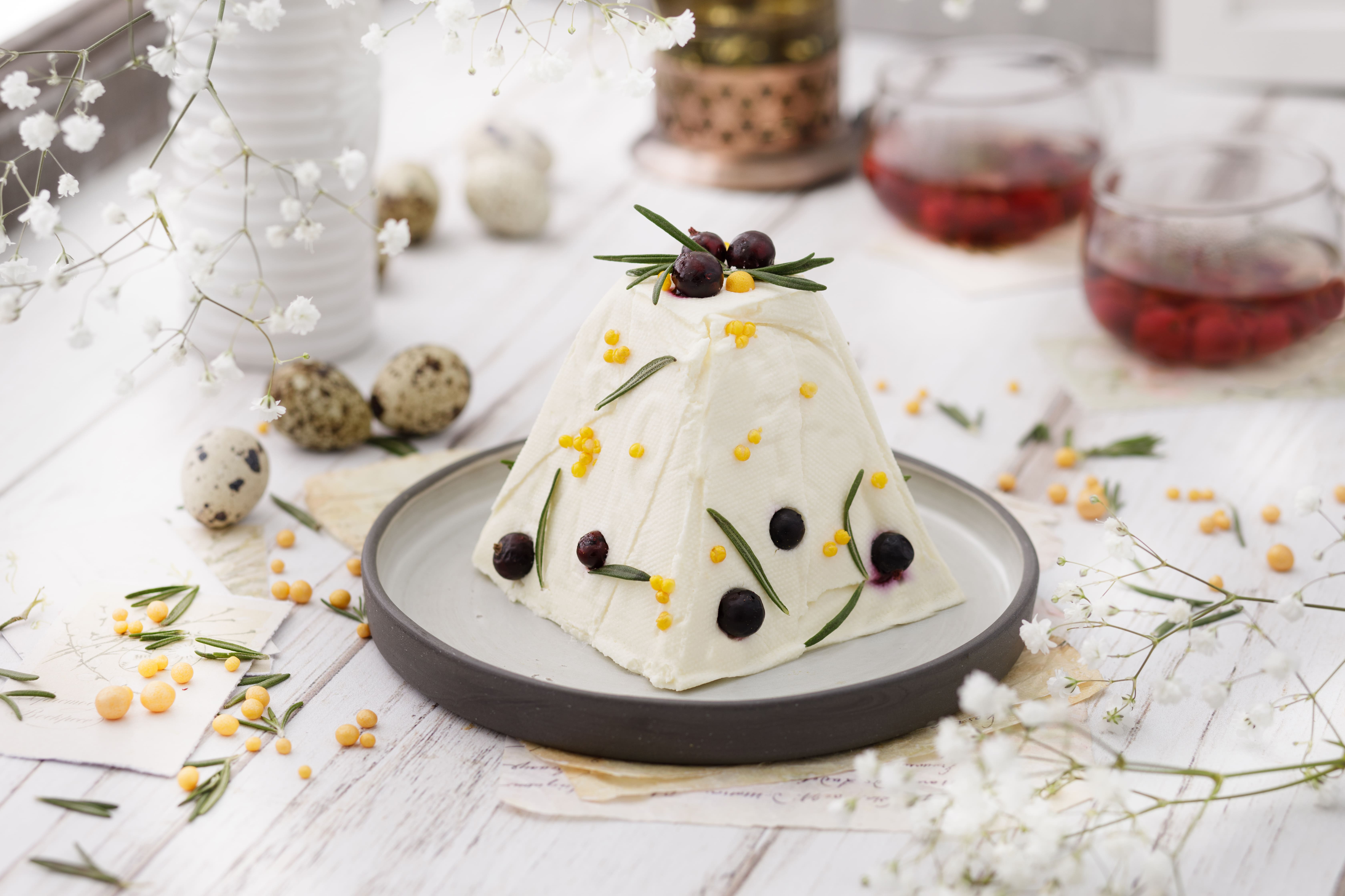 Классическая творожная пасха с ягодным оформлением