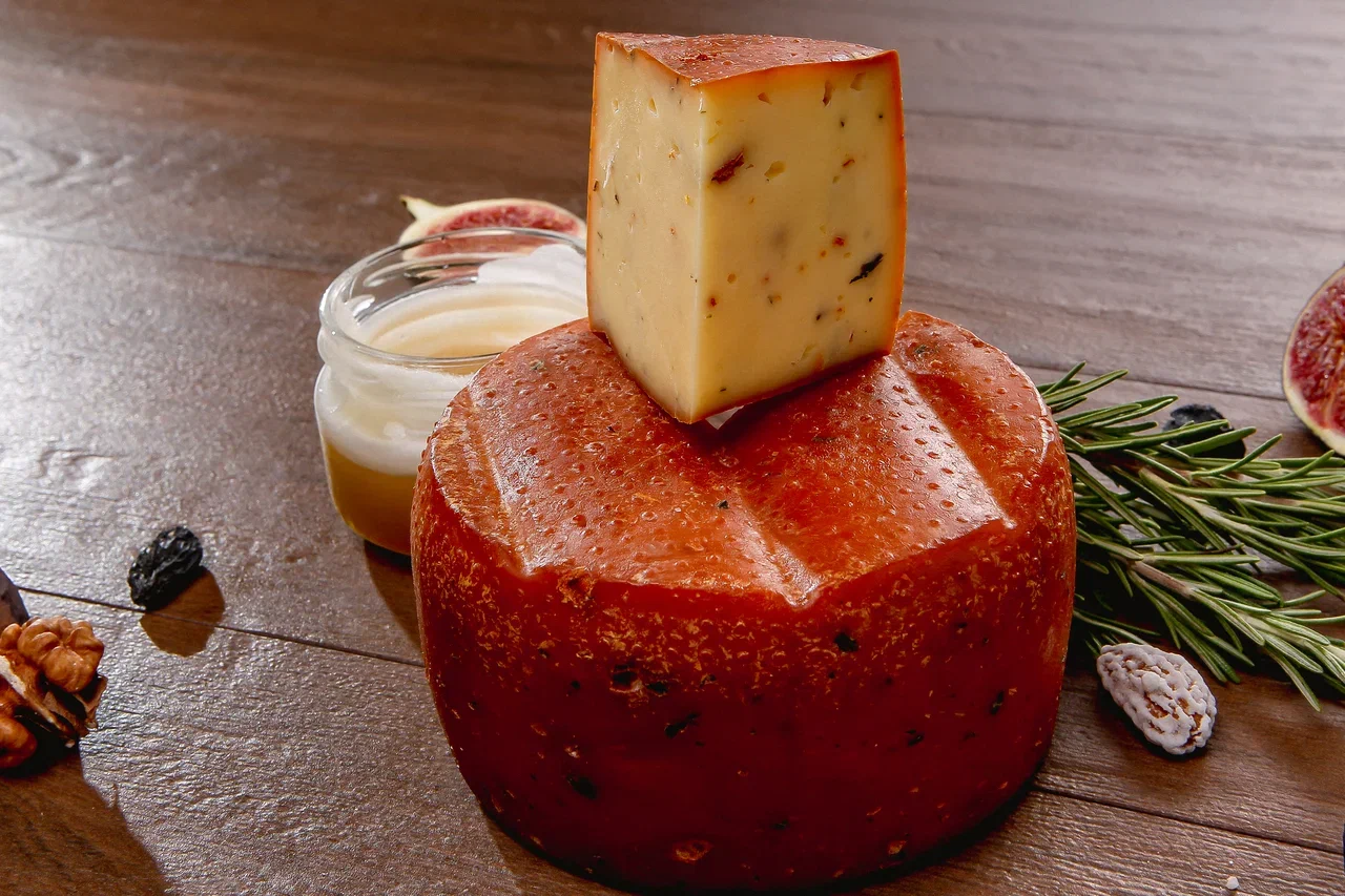 Сыр Качотта копченый с томатом и базиликом из молока джерсейских коров