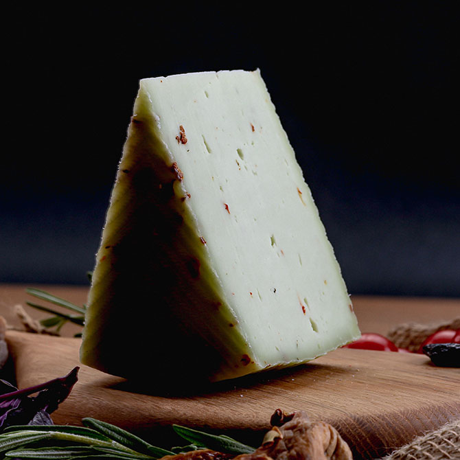 Сыр Альпийский луг коровий с паприкой, томатами, базиликом