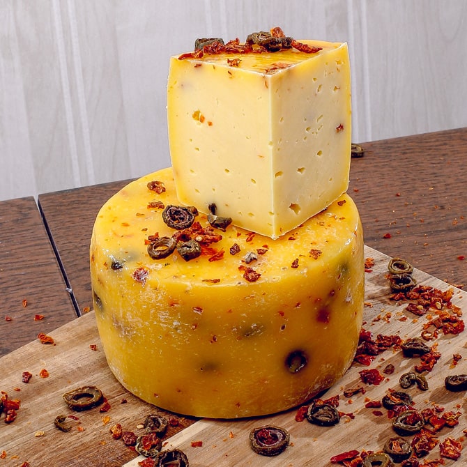 Сыр Качотта коровий с маслинами, базиликом и паприкой