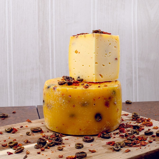 Сыр Качотта коровий с маслинами, базиликом и томатом