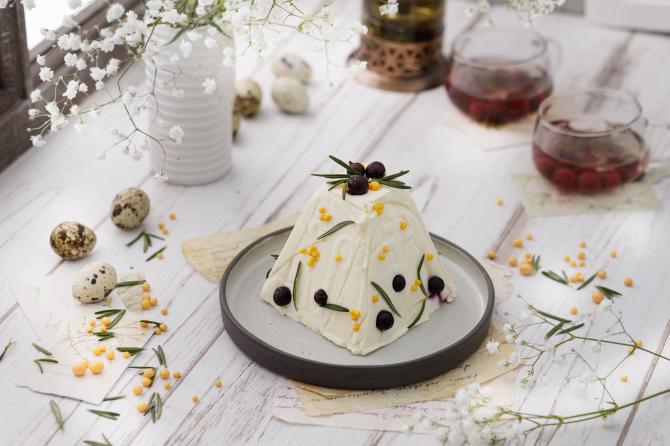 Классическая творожная пасха с ягодным оформлением