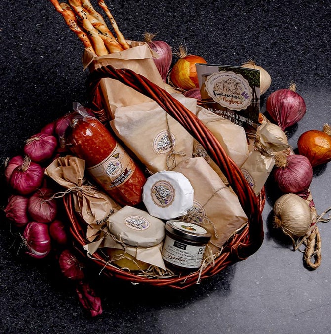 подарочная продуктовая корзина - набор сыра с колбасой