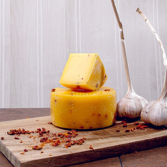 Сыр Качотта коровий с томатами и чесноком (1 шт)