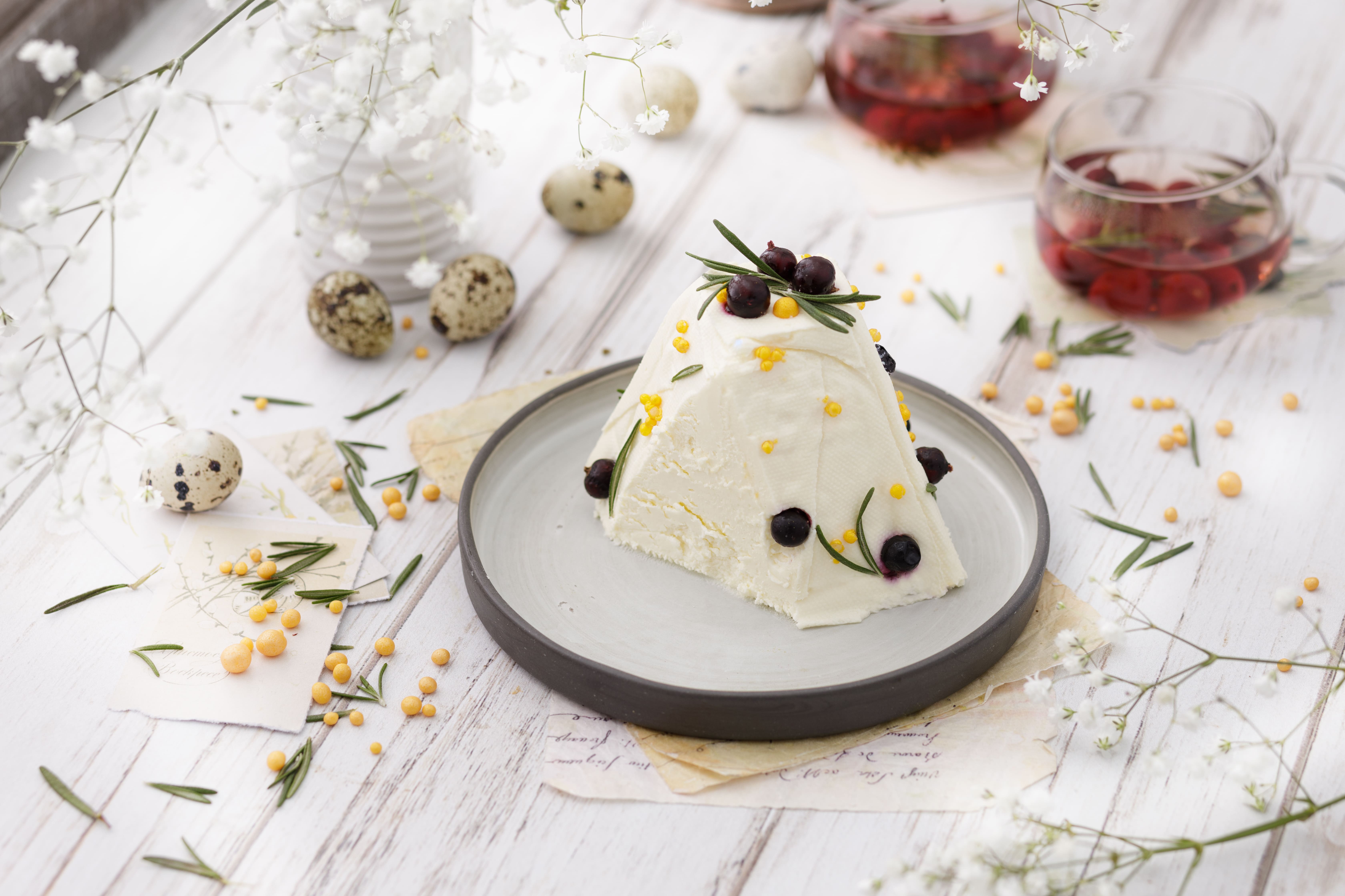 Классическая творожная пасха с ягодным оформлением