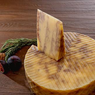 Сыр Альпийский коровий Гжельское Подворье с вином и лавандой