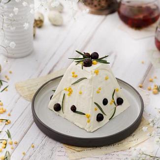 Классическая творожная пасха с ягодным оформлением