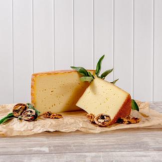 Сыр Российский коровий Гжельское Подворье с пажитником