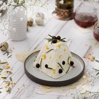 Классическая творожная пасха с ягодным оформлением