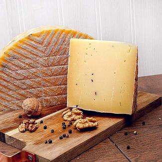 Сыр Альпийский коровий Гжельское Подворье с пажитником
